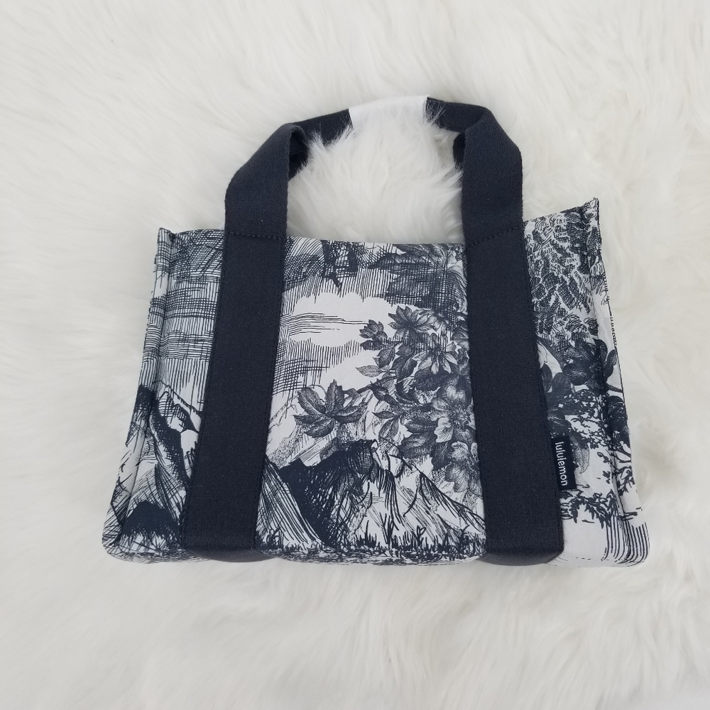 LULULEMON Boxy Mini Tote Toile Turtledove Navy and Obsidian 4.5 L NWT - Picture 10 of 16